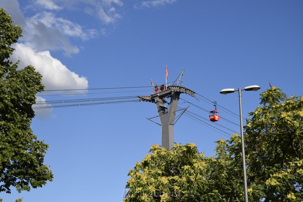 Koelner Seilbahn Gondel blieb haengen Koeln Linksrheinisch P464.JPG - Miklos Laubert